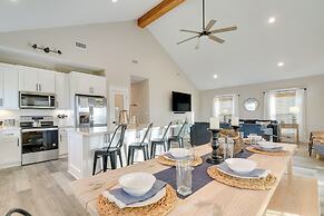 Galveston Home w/ Pool Access, Walk to Beaches!