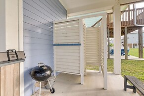 Galveston Home w/ Pool Access, Walk to Beaches!