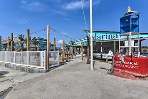 Galveston Home w/ Pool Access, Walk to Beaches!