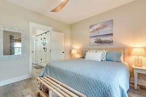 Galveston Home w/ Pool Access, Walk to Beaches!