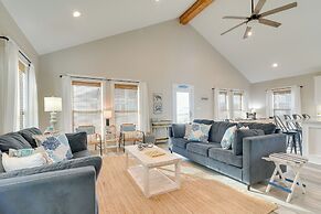 Galveston Home w/ Pool Access, Walk to Beaches!