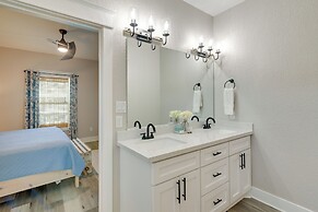 Galveston Home w/ Pool Access, Walk to Beaches!