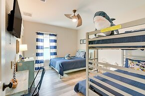 Galveston Home w/ Pool Access, Walk to Beaches!