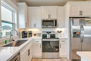 Galveston Home w/ Pool Access, Walk to Beaches!