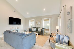 Galveston Home w/ Pool Access, Walk to Beaches!