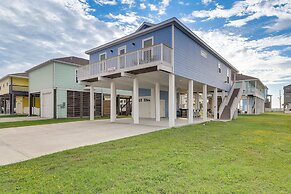 Galveston Home w/ Pool Access, Walk to Beaches!