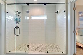 Galveston Home w/ Pool Access, Walk to Beaches!