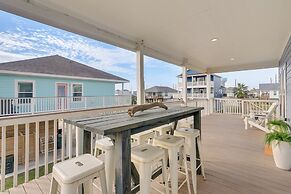 Galveston Home w/ Pool Access, Walk to Beaches!