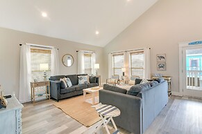 Galveston Home w/ Pool Access, Walk to Beaches!