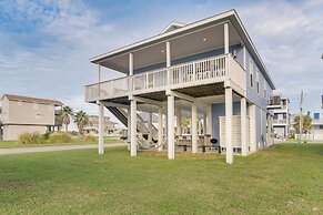 Galveston Home w/ Pool Access, Walk to Beaches!