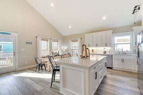 Galveston Home w/ Pool Access, Walk to Beaches!