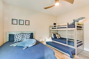 Galveston Home w/ Pool Access, Walk to Beaches!