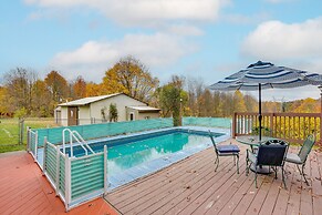 Pool, Deck & Fire Pit: Dog-friendly Ohio Escape!