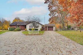 Pool, Deck & Fire Pit: Dog-friendly Ohio Escape!