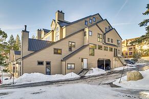Mammoth Lakes Condo - Steps to Ski Lift!