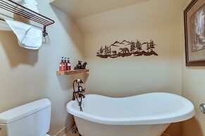 Mammoth Lakes Condo - Steps to Ski Lift!