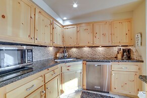 Mammoth Lakes Condo - Steps to Ski Lift!