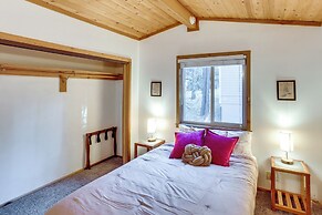Near Skiing & Hiking: Dog-friendly Big Bear Cabin