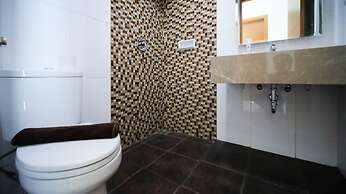 Homey 1Br With Extra Room Apartment At Aryaduta Residence Surabaya