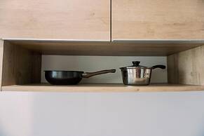 Homey And Comfort Living Studio Collins Boulevard Apartment