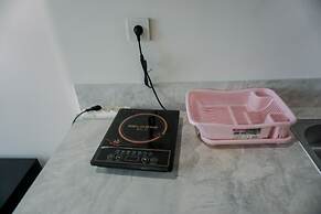 Homey And Comfort Living Studio Collins Boulevard Apartment