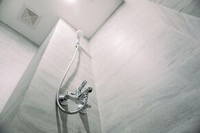 Homey And Comfort Living Studio Collins Boulevard Apartment