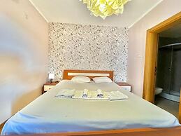 BH One bedroom Apartment - shared pool