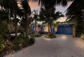 The Shady Mermaid 2 Bedroom Home by RedAwning