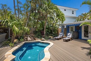 The Shady Mermaid 2 Bedroom Home by RedAwning