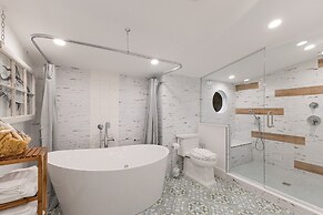 The Shady Mermaid 2 Bedroom Home by RedAwning