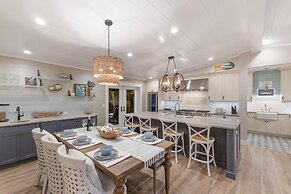 The Shady Mermaid 2 Bedroom Home by RedAwning