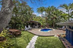 The Shady Mermaid 2 Bedroom Home by RedAwning