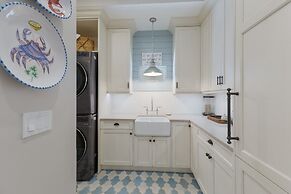 The Shady Mermaid 2 Bedroom Home by RedAwning