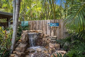 The Shady Mermaid 2 Bedroom Home by RedAwning