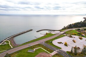 Lake Superior Getaway - Walk to Water!