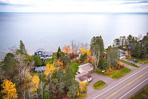 Lake Superior Getaway - Walk to Water!