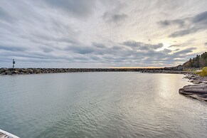 Lake Superior Getaway - Walk to Water!