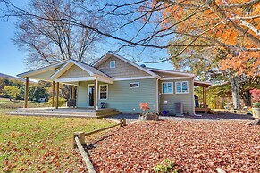 Beautiful Farmhouse w/ Pilot Mtn State Park Views!