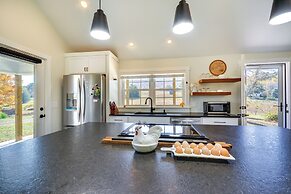 Beautiful Farmhouse w/ Pilot Mtn State Park Views!