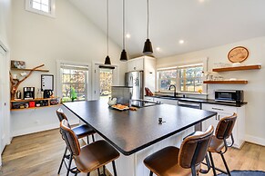 Beautiful Farmhouse w/ Pilot Mtn State Park Views!