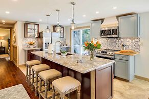 Luxe Lake House w/ Private Beach in Pocono Summit