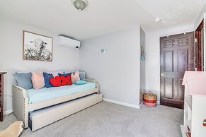 Luxe Lake House w/ Private Beach in Pocono Summit