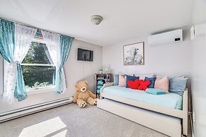 Luxe Lake House w/ Private Beach in Pocono Summit