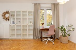 Bright Aapartment Holenderska by Renters