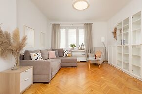 Bright Aapartment Holenderska by Renters
