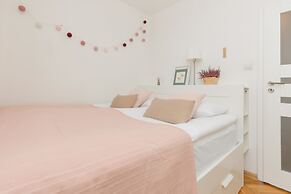 Bright Aapartment Holenderska by Renters