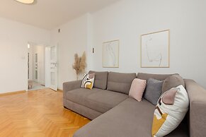 Bright Aapartment Holenderska by Renters
