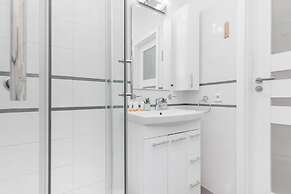 Bright Aapartment Holenderska by Renters