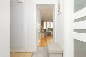 Bright Aapartment Holenderska by Renters