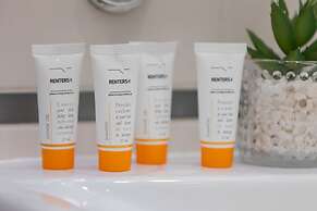 Bright Aapartment Holenderska by Renters